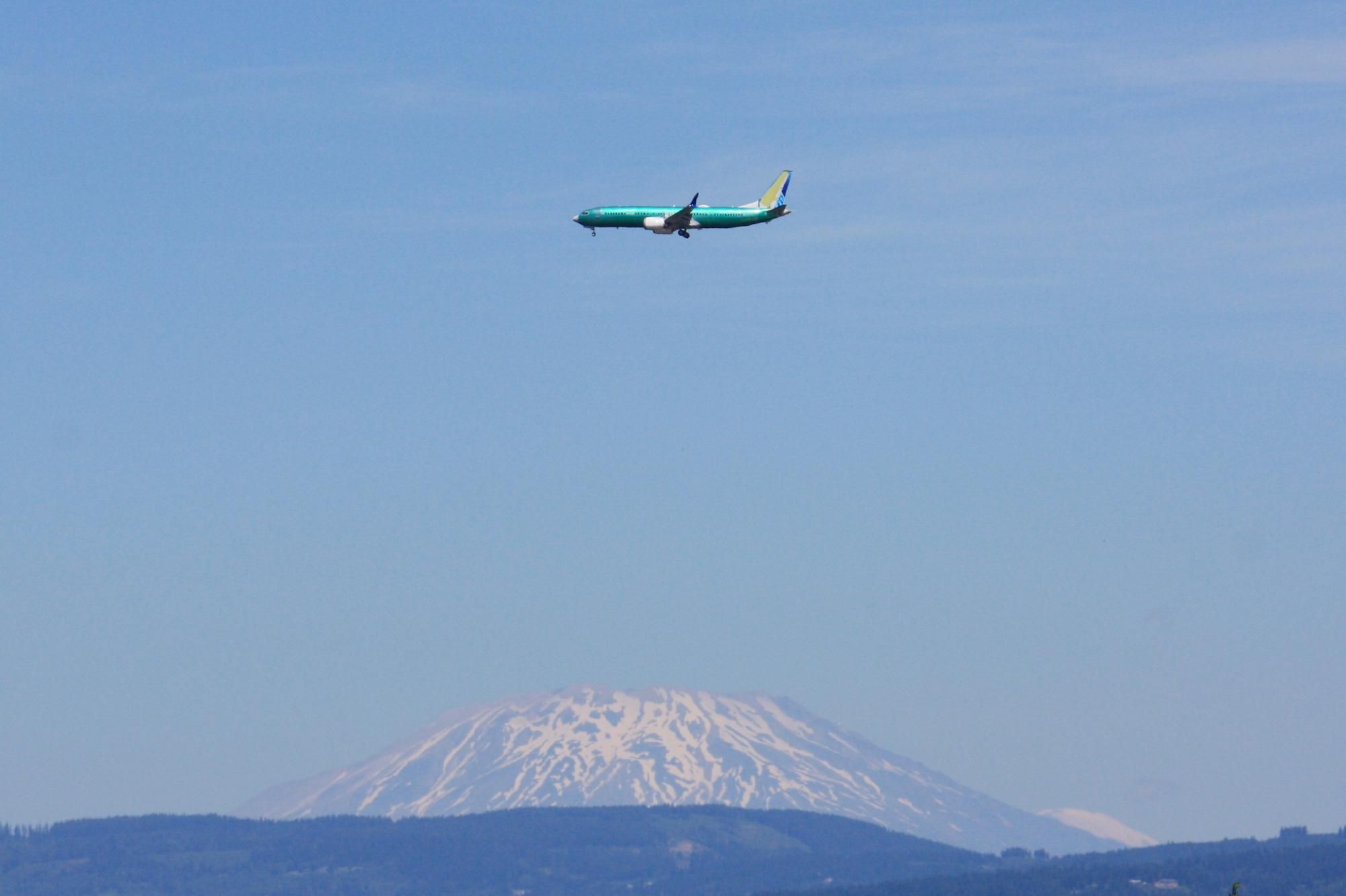 Green unpainted Boeing 737 MAX9 on final approach to Portland Airport PDX with Mt St Helens 50mi/80km in the background, and Mt Rainier twice as far back and to the right of St Helens from this perspective.
photo by Ian Kluft
July 12, 2025
Portland, Oregon, USA