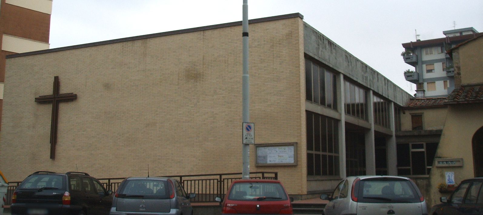 La facciata (se così si può definire) di una chiesa molto brutta che sembra una palestra