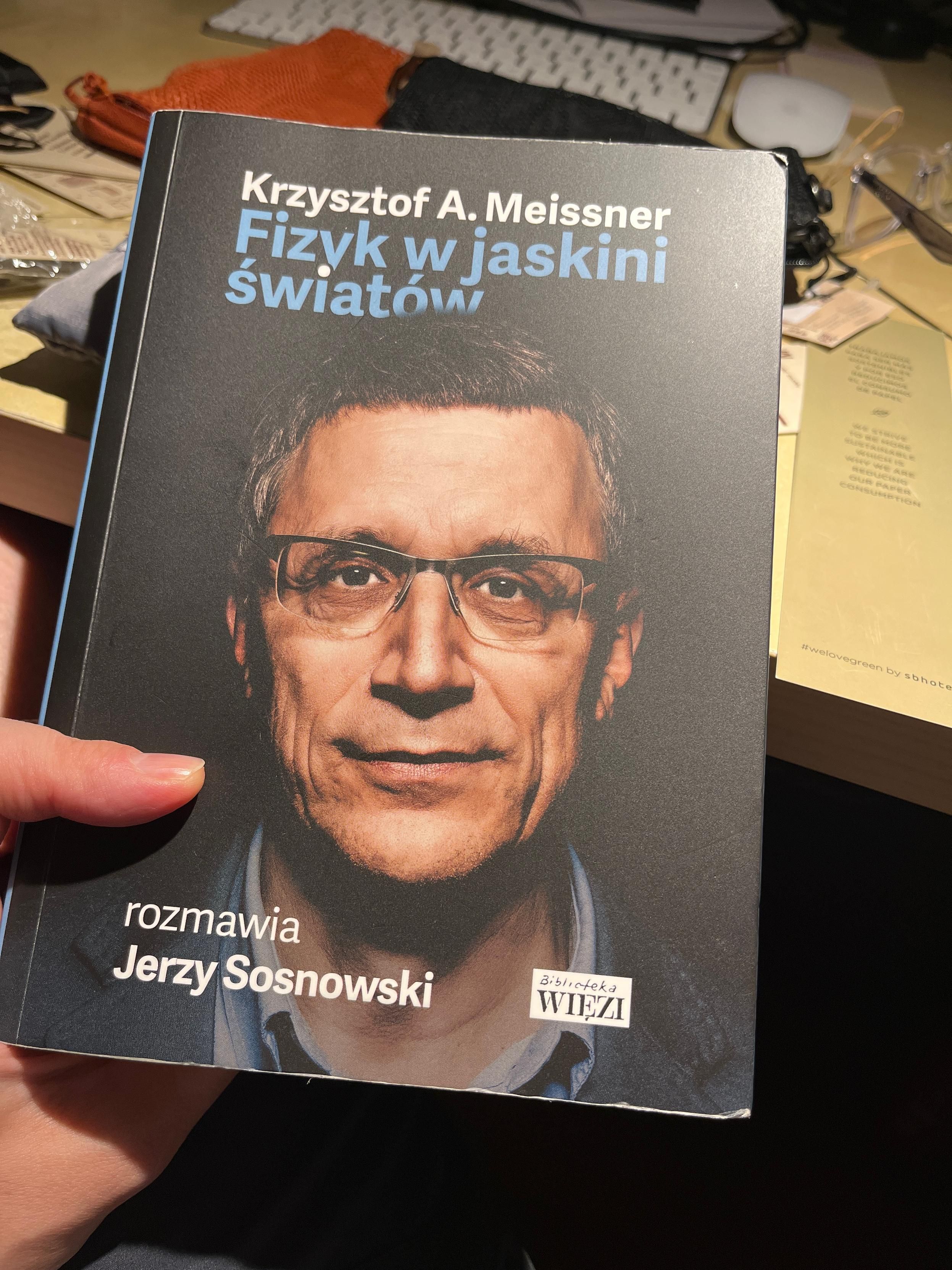 Book on general physics with its author’s face on the cover, title reads „A physicist in a cave of worlds”