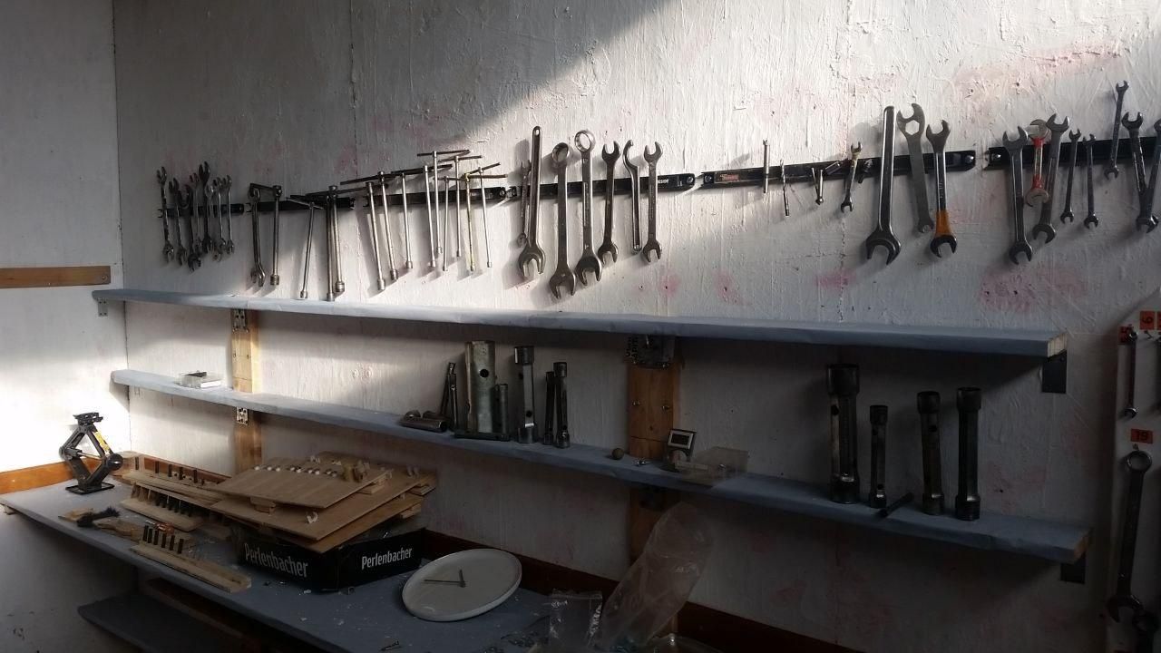 Superscaffale, ancora in lavorazione, con una lunga serie di chiavi appese alle barre calamitate.
