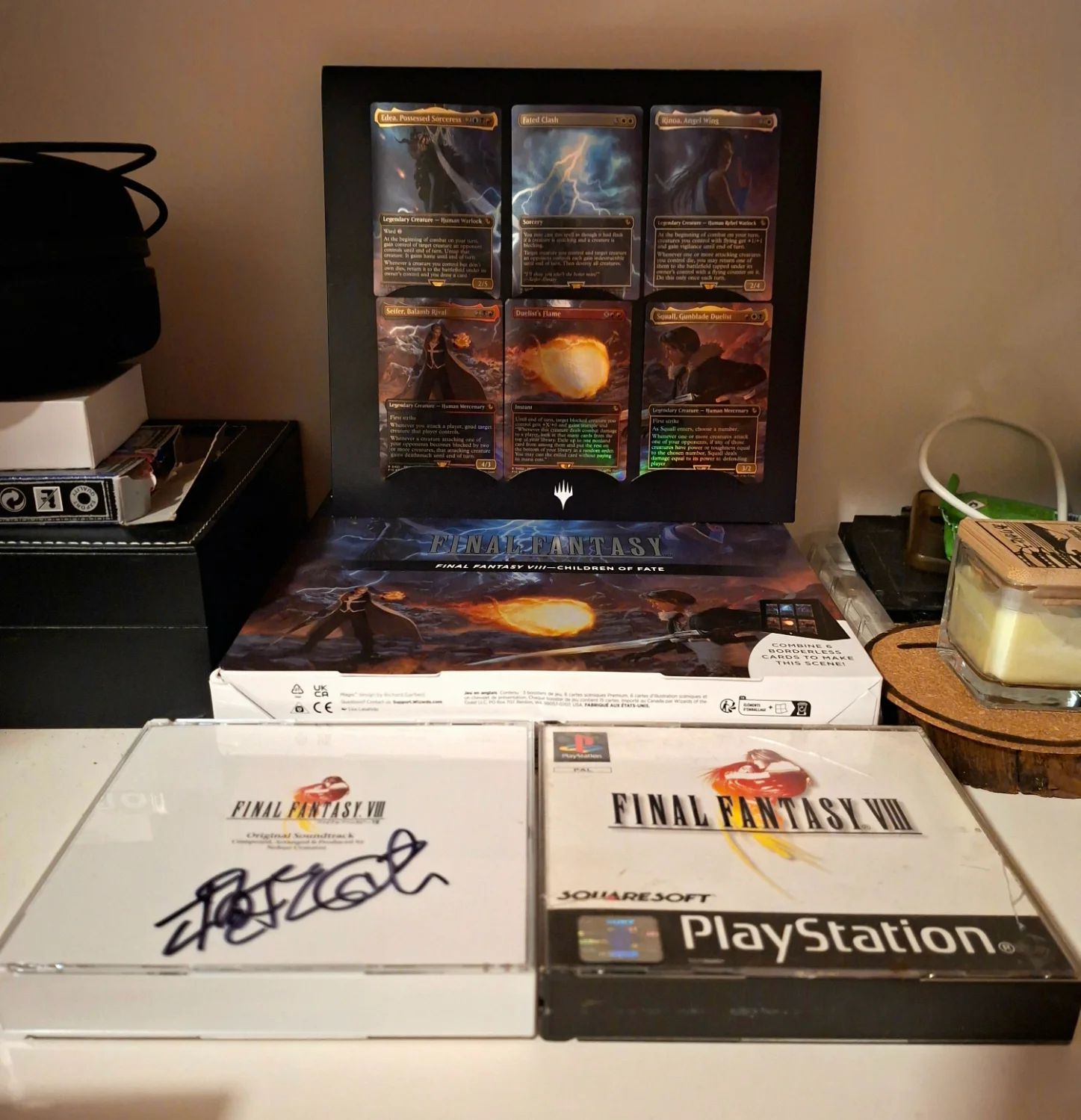 Altarino a tema di Final Fantasy VIII di Xab: quadretto dal box di carte magic, con di fronte colonna sonora e vissutissimo gioco PS1