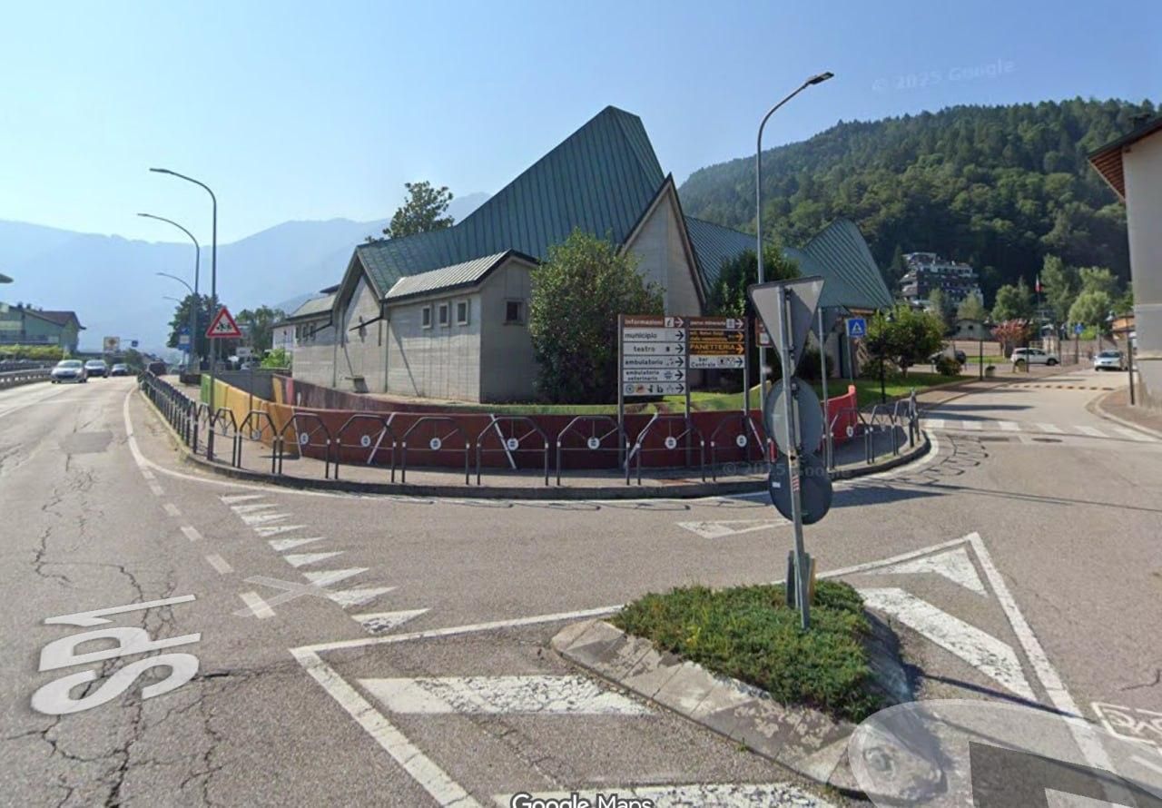 Chiesa della Beata Vergine del Rosario di Calceranica (TN), incastrata in una curva a gomito che solitamente è molto trafficata. Foto Google Maps.
