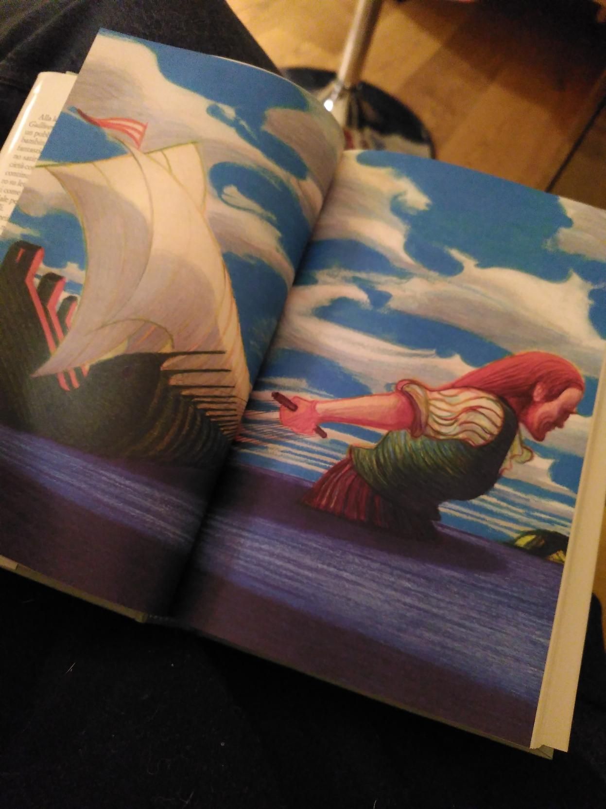 Illustrazione di Mattotti su due pagine: Gulliver è immerso fino alla vita nel mare e trascina una cinquantina di velieri con una sorta di rete che si è fabbricato a Lilliput. Le navi sono dei Blefuscudiani, nemici dei Lilliputiani. Gulliver ha lunghi e lisci capelli rossi e un bel panciotto verde.