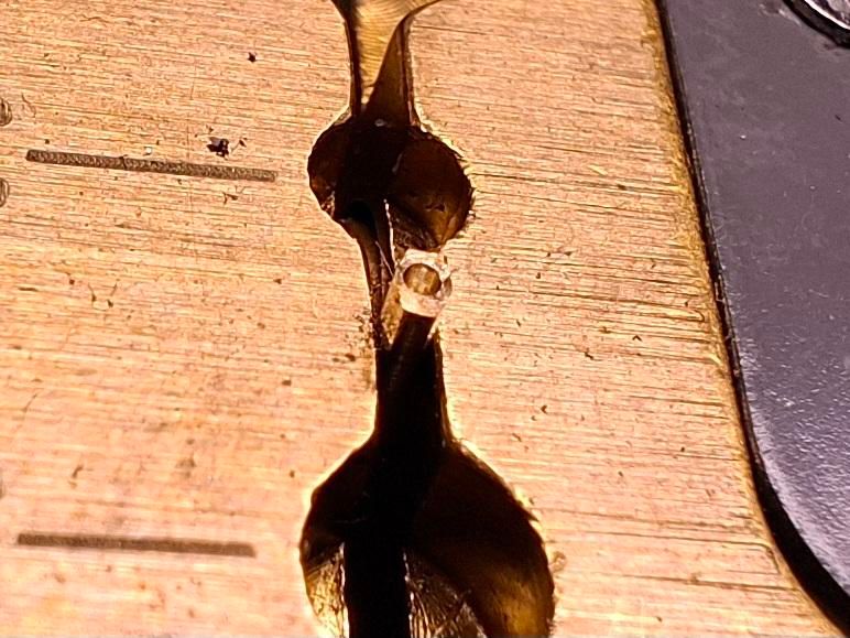 Perçage en 0.6mm sous la clef de goupille que j'ai serré dans un étau