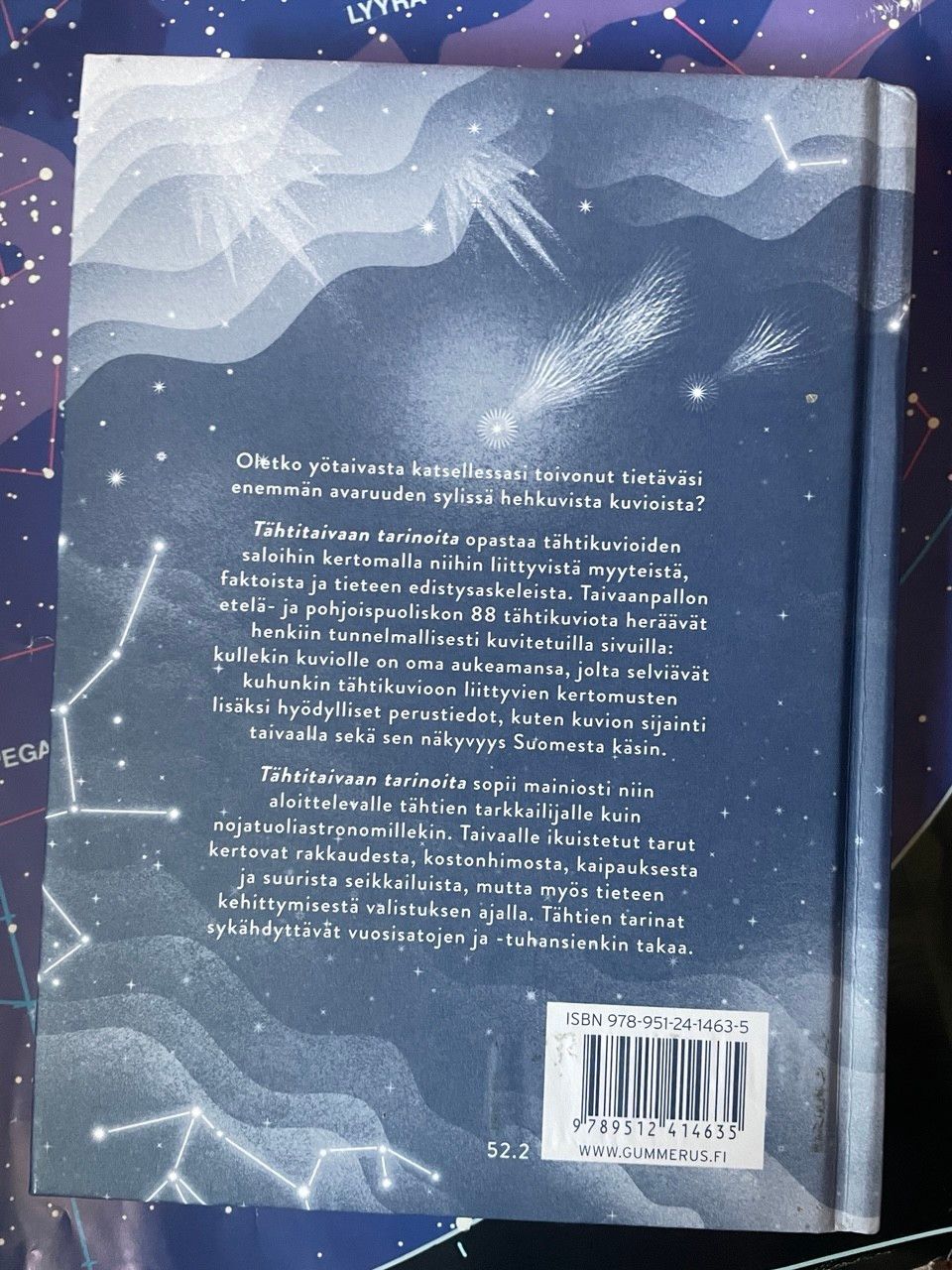 Oletko yötaivasta katsellessasi toivonut tietäväsi enemmän avaruuden sylissä hehkuvista kuvioista? Tähtitaivaan tarinoita opasta tähtikuvioiden saloihin kertomalla niihin liittyvistä myyteistä, faktoista ja tieteen edistysaskeleista. Taivaanpallon etelä- ja pohjoispuoliskon 88 tähtikuviota heräävät henkiin tunnelmallisesti kuvitetuilla sivuilla: kullekin kuviolle on oma aukeamansa, jolta selviävät kuhunkin tähtikuvioon liittyvien kertomusten lisäksi hyödylliset perustiedot, kuten kuvion sijainti taivaalla sekä sen näkyvyys Suomesta käsin. Tähtitaivaan tarinoita sopii mainiosti niin aloittelevalle tähtien tarkkailijalle kuin nojatuoliastronomillekin. Taivaalle ikuistetut tarut kertovat rakkaudesta, kostonhimosta, kaipauksesta ja suurista seikkailuista, mutta myös tieteen kehittymisestä valistuksen ajalla. Tähtien tarinat sykähdyttävät vuosisatojen ja - tuhansienkin takaa.
