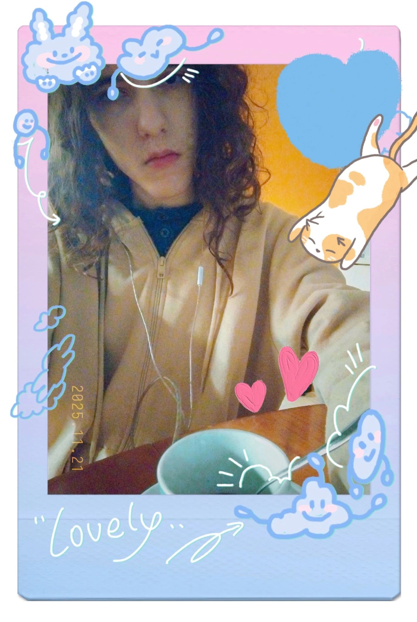 Selfie circa dal basso mentre mi prendo il caffè, decorato con OldRoll