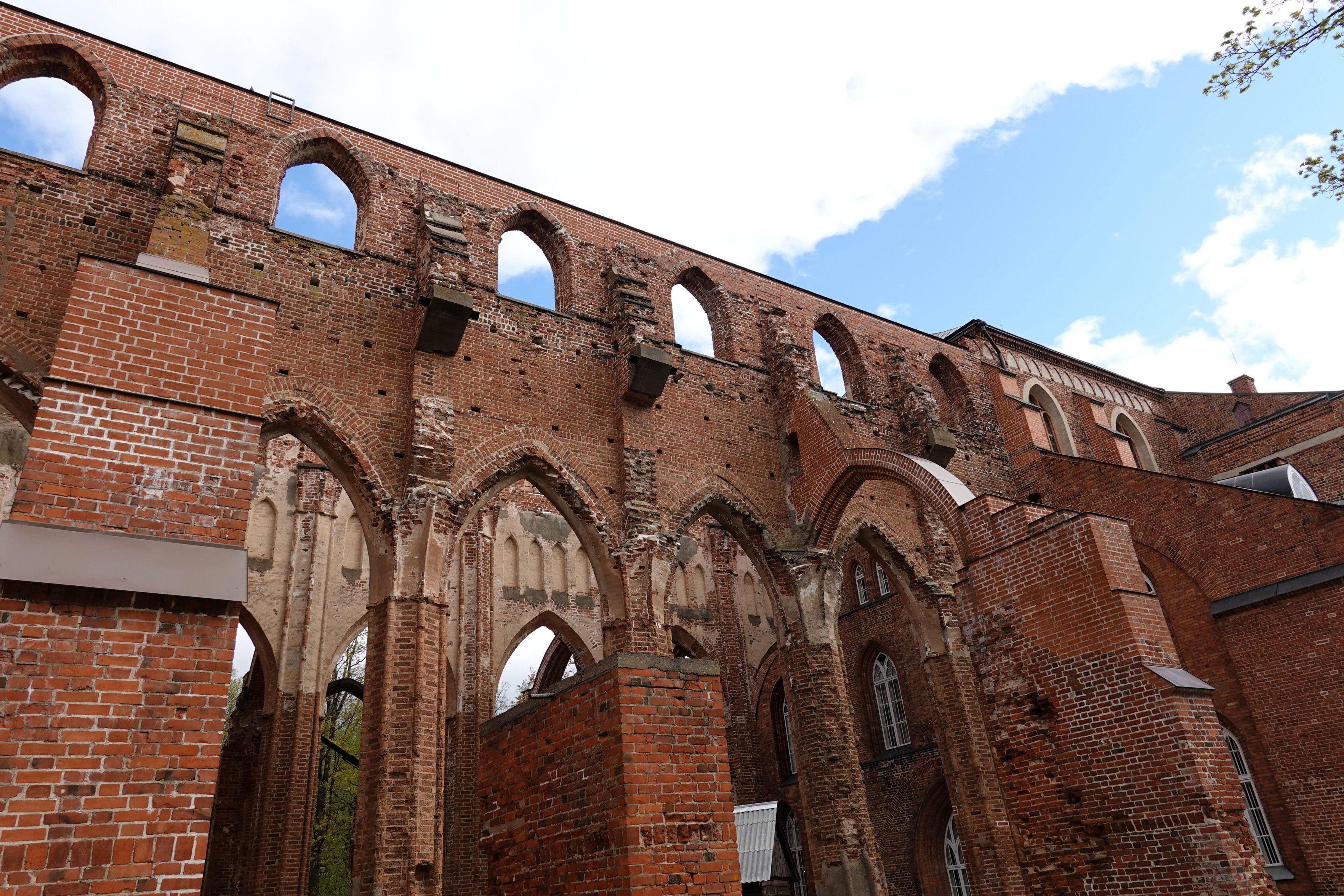 Tartu Cathedral didn't have a good time in the past, though I couldn't quickly find out when (Wikipedia isn't so clear). I'm sure the museum would have told me. Anyway, currently: brick walls and windows, but no roof.