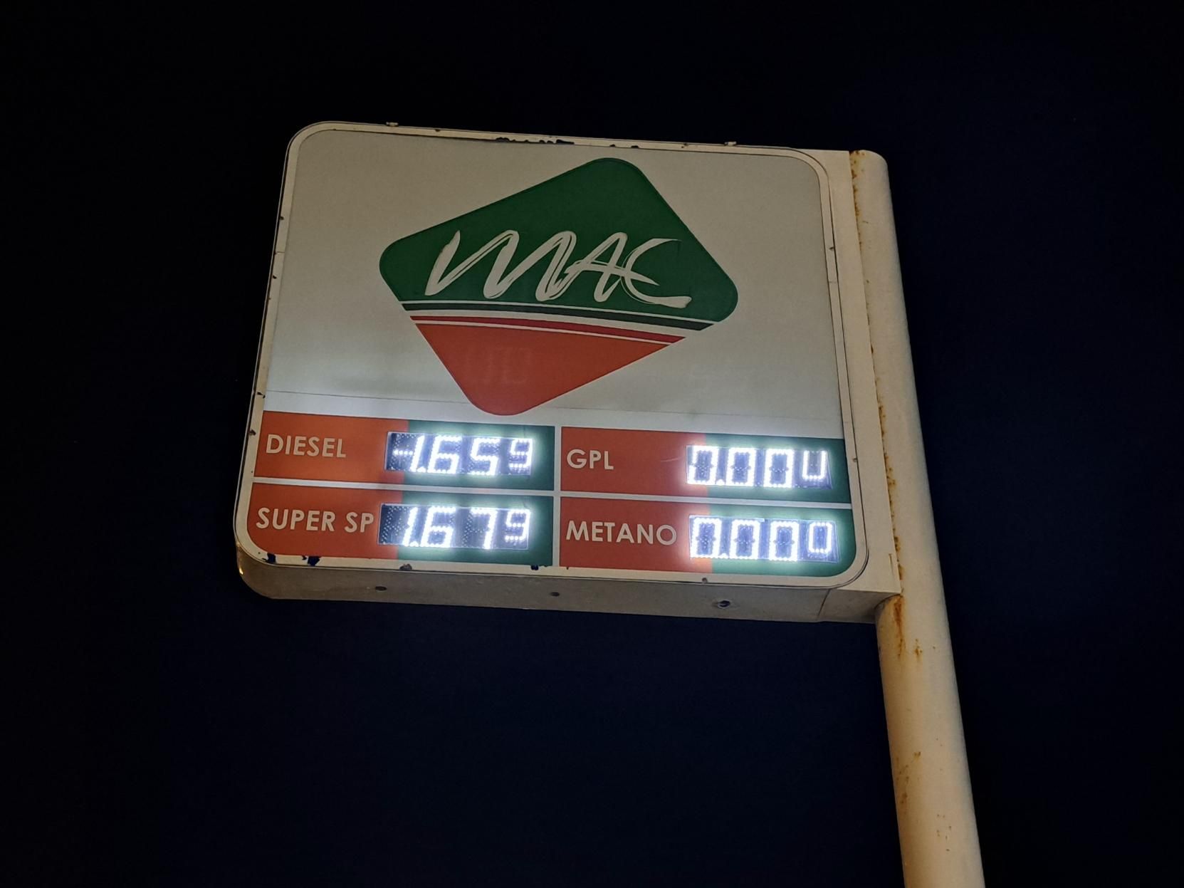 Insegna luminosa di distributore carburante.
Il prezzo dichiarato del diesel è di -1.659 €.