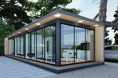 L'hub turistico della Green community sarà una nuova costruzione leggera, prefabbricata e sostenibile, realizzata con struttura in legno massiccio x-lam.
Tale caratteristica costruttiva, unità alla sua dimensione contenuta (circa 30 mq), consentirà il suo inserimento in ambito urbano, senza la necessità di grandi opere di fondazione e di costruzione. La struttura oggetto di intervento ad un piano fuori terra, la sua forma e definizione estetica sarà tale da attirare attenzione del pubblico ma anche di entrare sintonia l'ambiente in cui si collocherà.

La localizzazione scelta della piazza Martiri della Libertà è caratterizzata non solo dalla centralità a livello comunale, ma è anche dotata di un alto numero di parcheggi, facilmente accessibile da parte di tutti gli utenti. Il luogo risulta nodo fondamentale di viabilità del territorio, incrociando proprio in questo punto le direttrici principali verso i vari ambiti territoriali della Green community.

Le attività che si prevede dovranno essere insediate nel nuovo manufatto saranno quelle di accoglienza dei turisti e di promozione del territorio e dei suoi prodotti, in modo tale supportare i visitatori in presenza e in tutte le loro necessità di visita e di approccio al territorio.