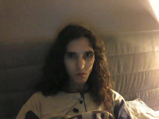 Selfie con il mio 3DS seduta nel letto, con un'espressione apatica