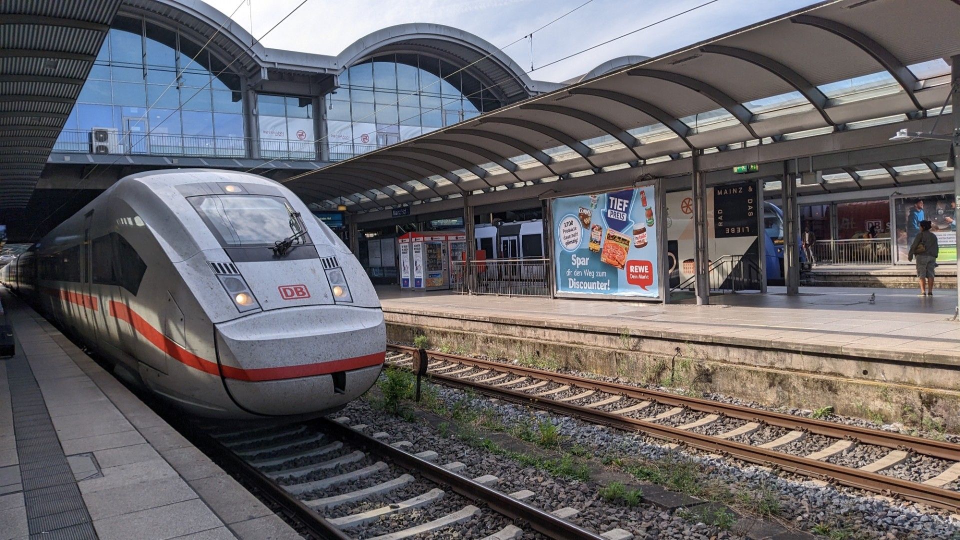 ICE4 fährt ein im Mainzer Hbf