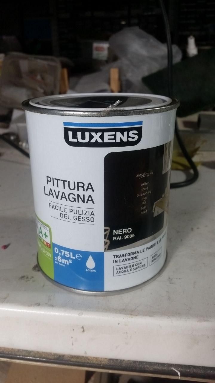 Lattina di pittura lavagna marca Luxens da 0,750 litri, circa 6 m² per mano, all'acqua.

