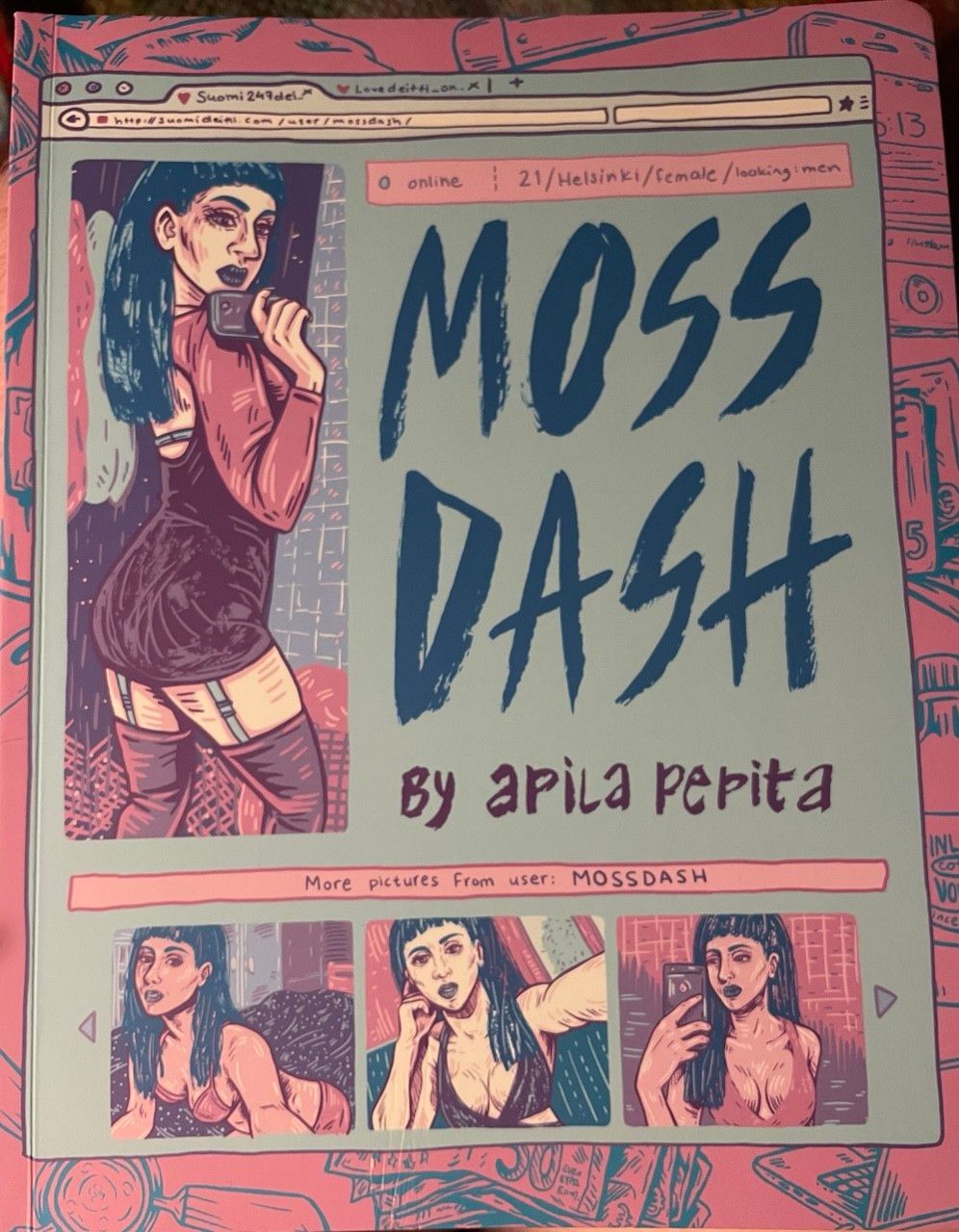 rouheasti kuvitettu kansi joka matkii deittipalvelun sivustoa. Päähenkilö poseeraa niukoissa ja alusvaatteissa erinäisissä kuvissa.