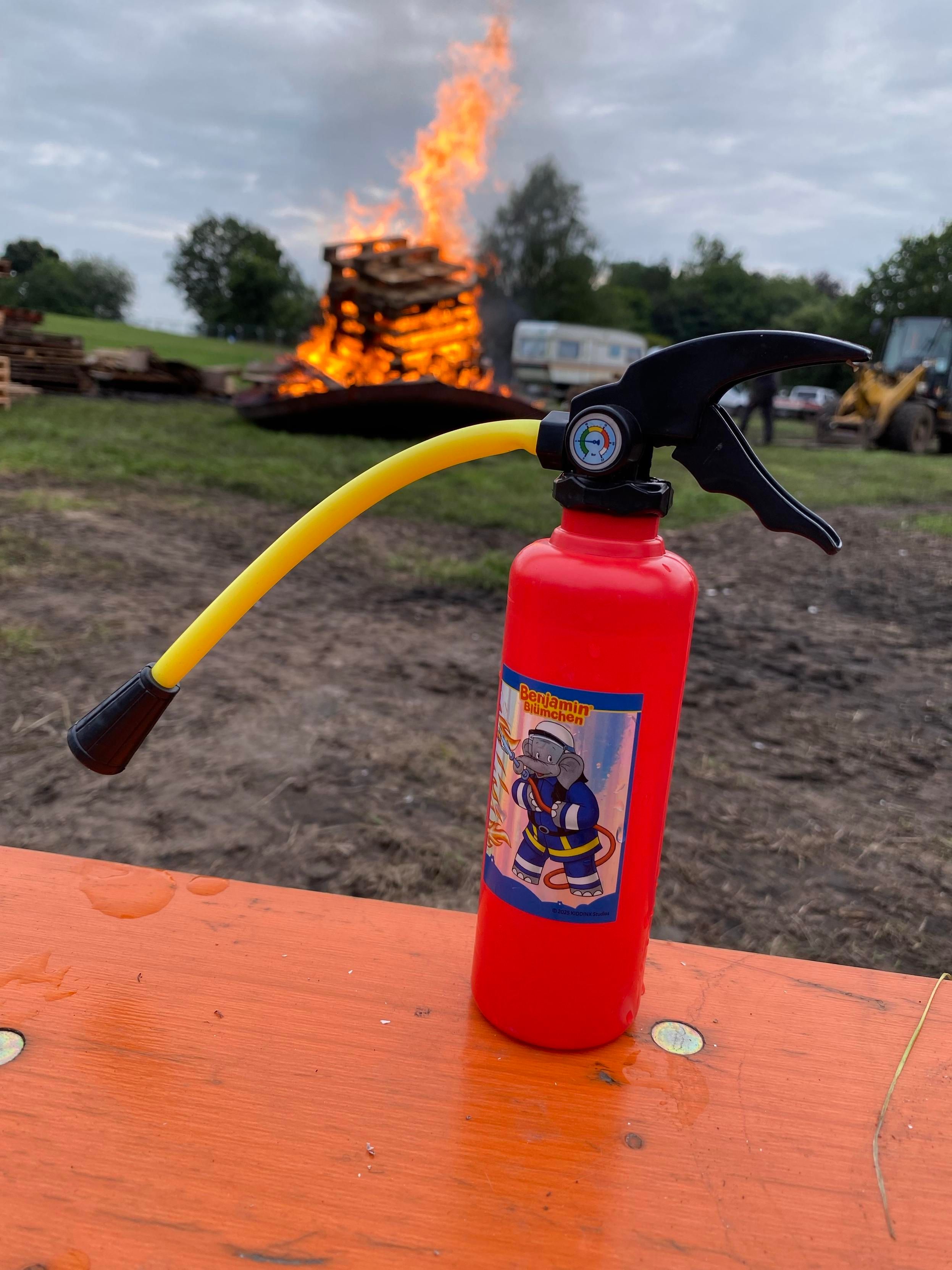 Minifeuerlöscher vor Lagerfeuer 