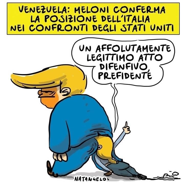 vignetta con Trump che cammina e una Giorgia Meloni incastrata tra le sue chiappe con la faccia, che bonfonchia:
un affolutamente legittimo atto difenfivo prefidente.
in alto la vignetta: Venezuela: Meloni conferma la posizione dell'Italia nei confronti degli stati uniti.