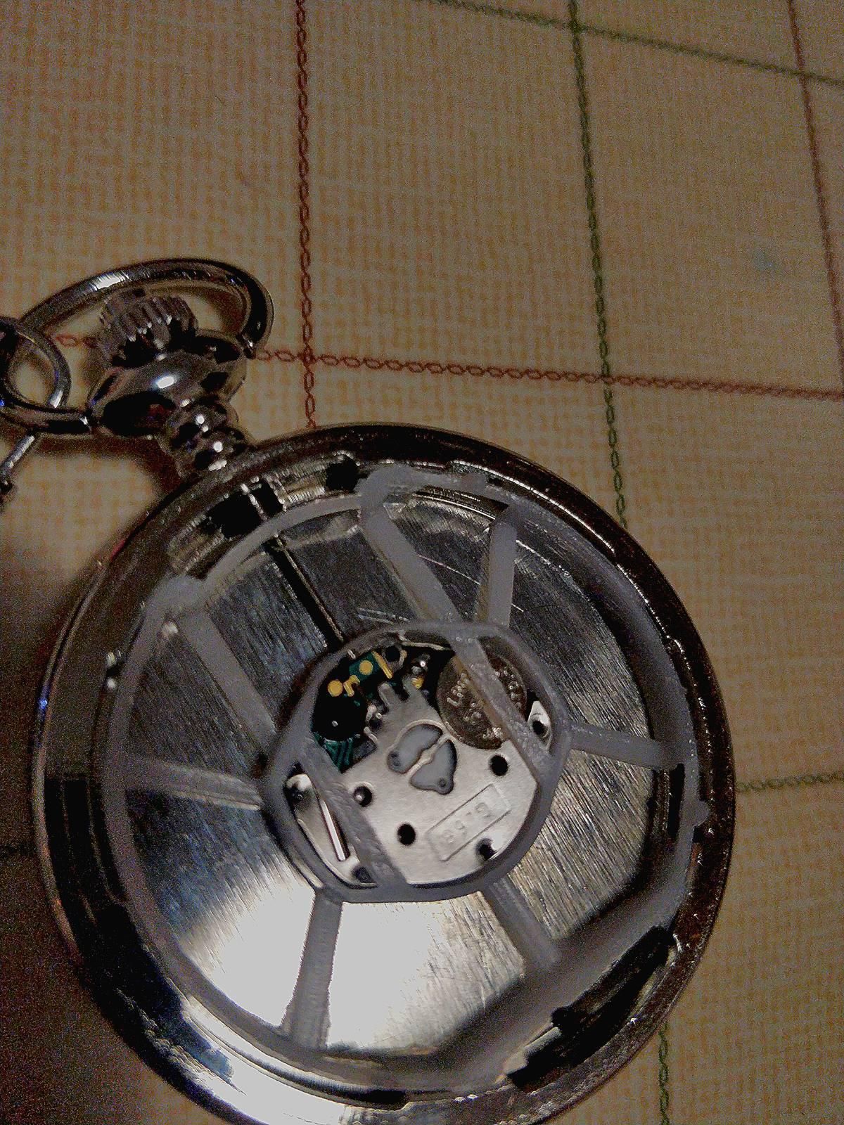 L'interno del suddetto orologio, chiedo scusa, ma non saprei descriverlo 😬