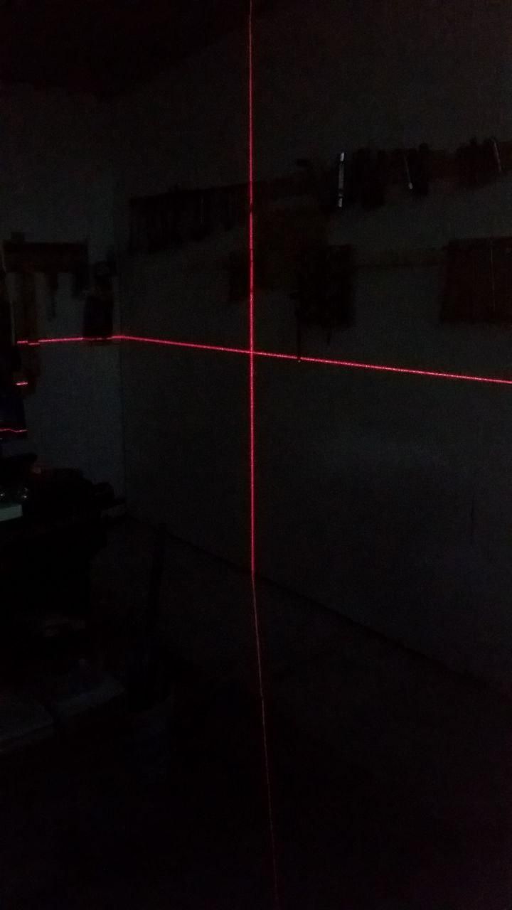 Traccia laser con la luce spenta per vederla meglio nella foto.