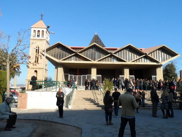 Parròquia de Sant Pere i Sant Pau, el Prat de Llobregat, Catalunya (vista de l'exterior, entrada).