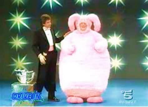 non mi ricordo il programma ma ci sono Ezio Greggio e Gianfranco D'Angelo (vestito da Tenerone, ovvero un obesissimo coniglio amtropomorfo) (ah c'è scritto è DRIVE-IN) (il logo è quello di canale 5 trasparente con Mediaset scritto sotto quindi è chiaramente una replica abbastanza recente)