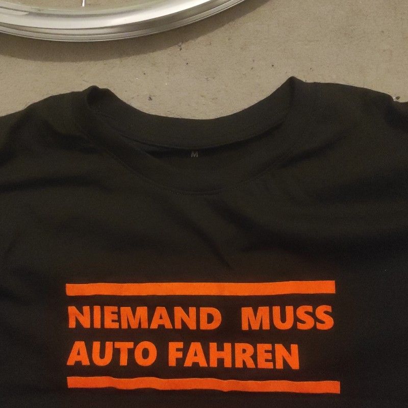 Niemand muss Auto fahren T-Shirt, Vorderseite 