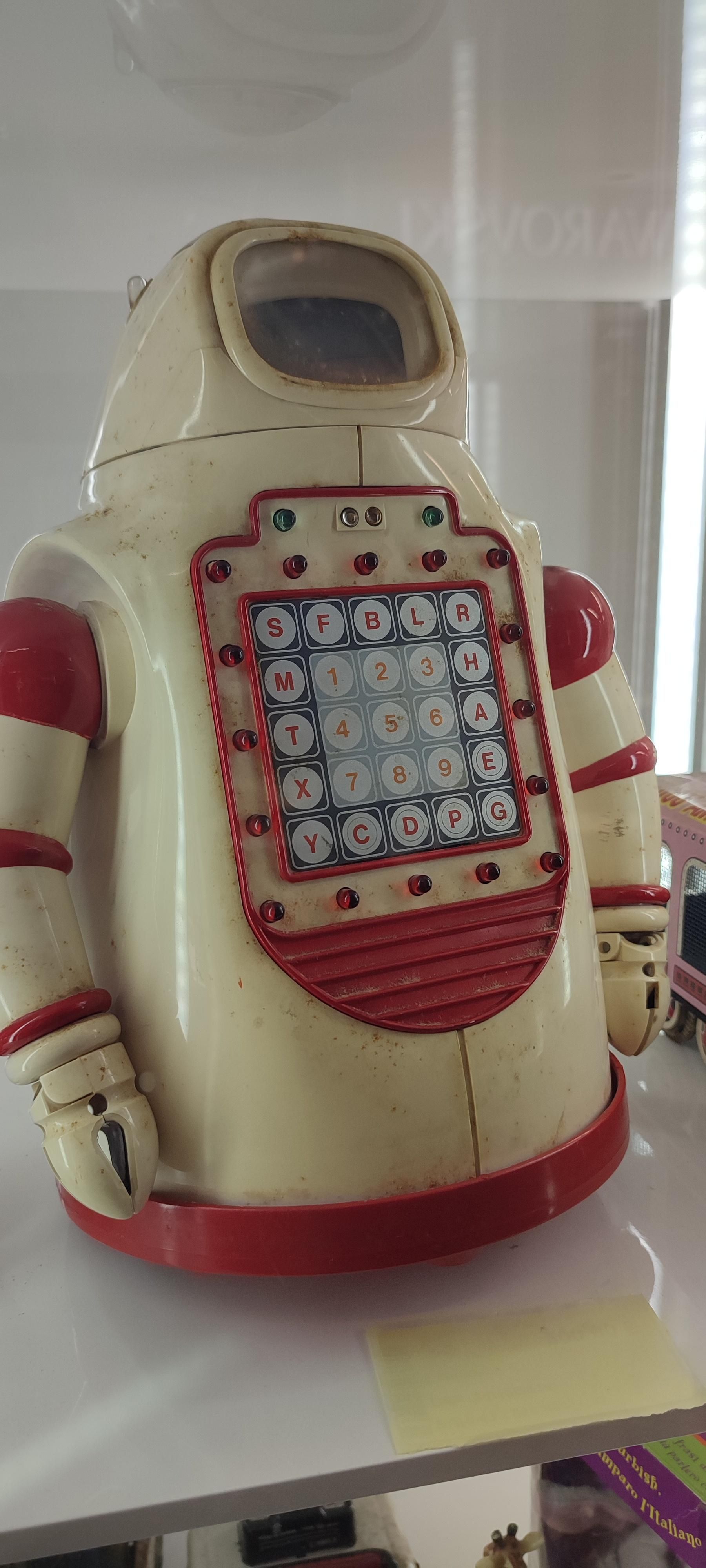 Uno strano robot con una tastiera nella pancia