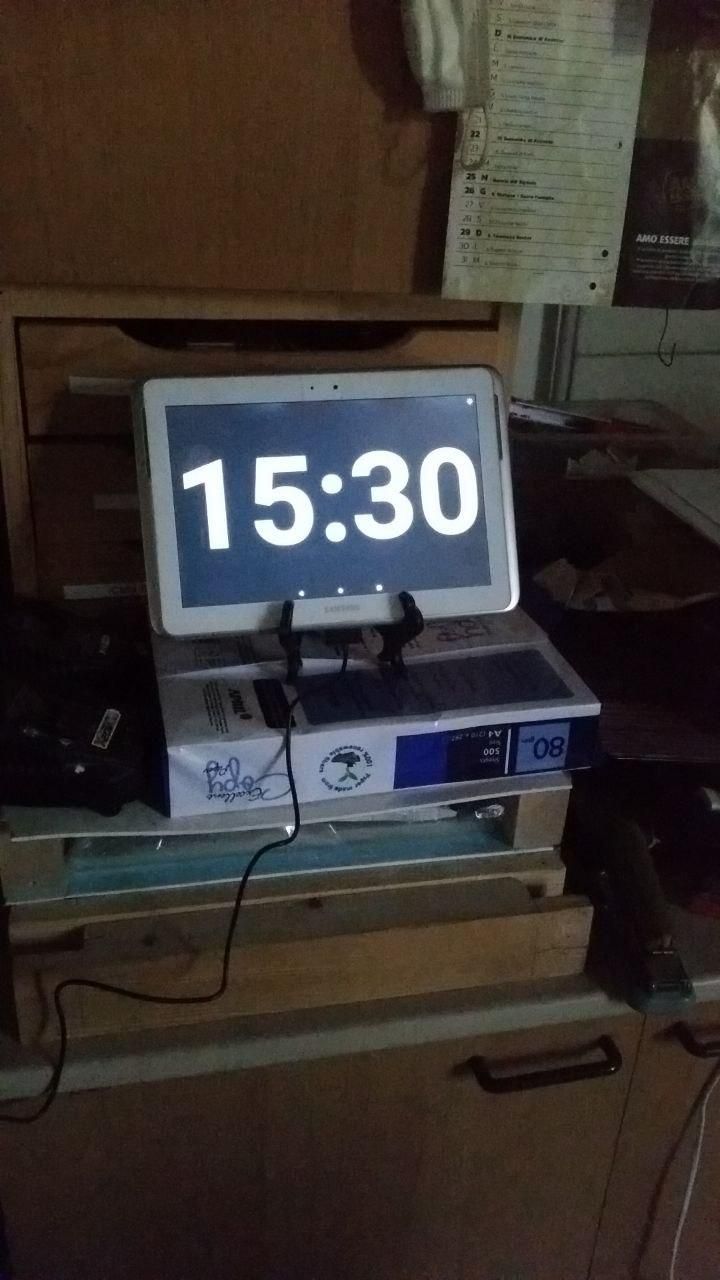 Tablet con orologio grande che segna le 15:30.