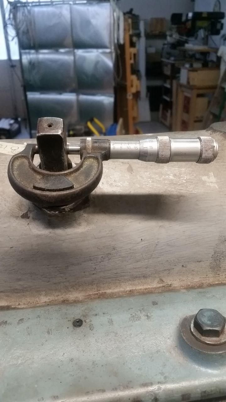 Alberino dello spostamento testa della limatrice, con micrometro che indica 17,70 mm.