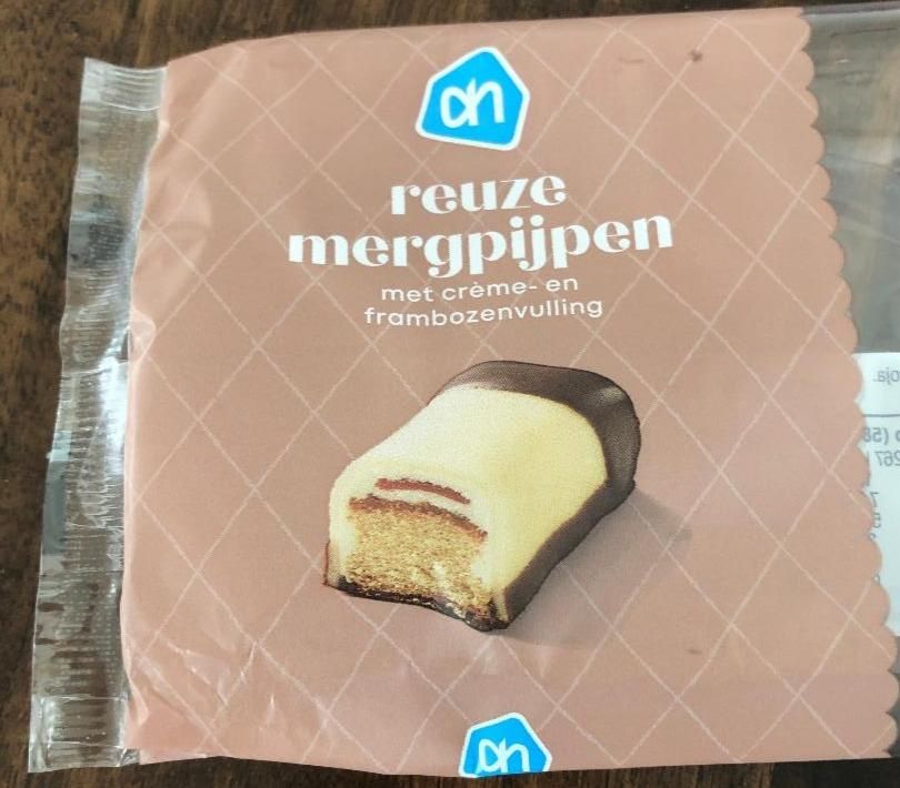 photo of a mergpijpen wrapper depicting the long white cake broken open to show the raspberry filling 