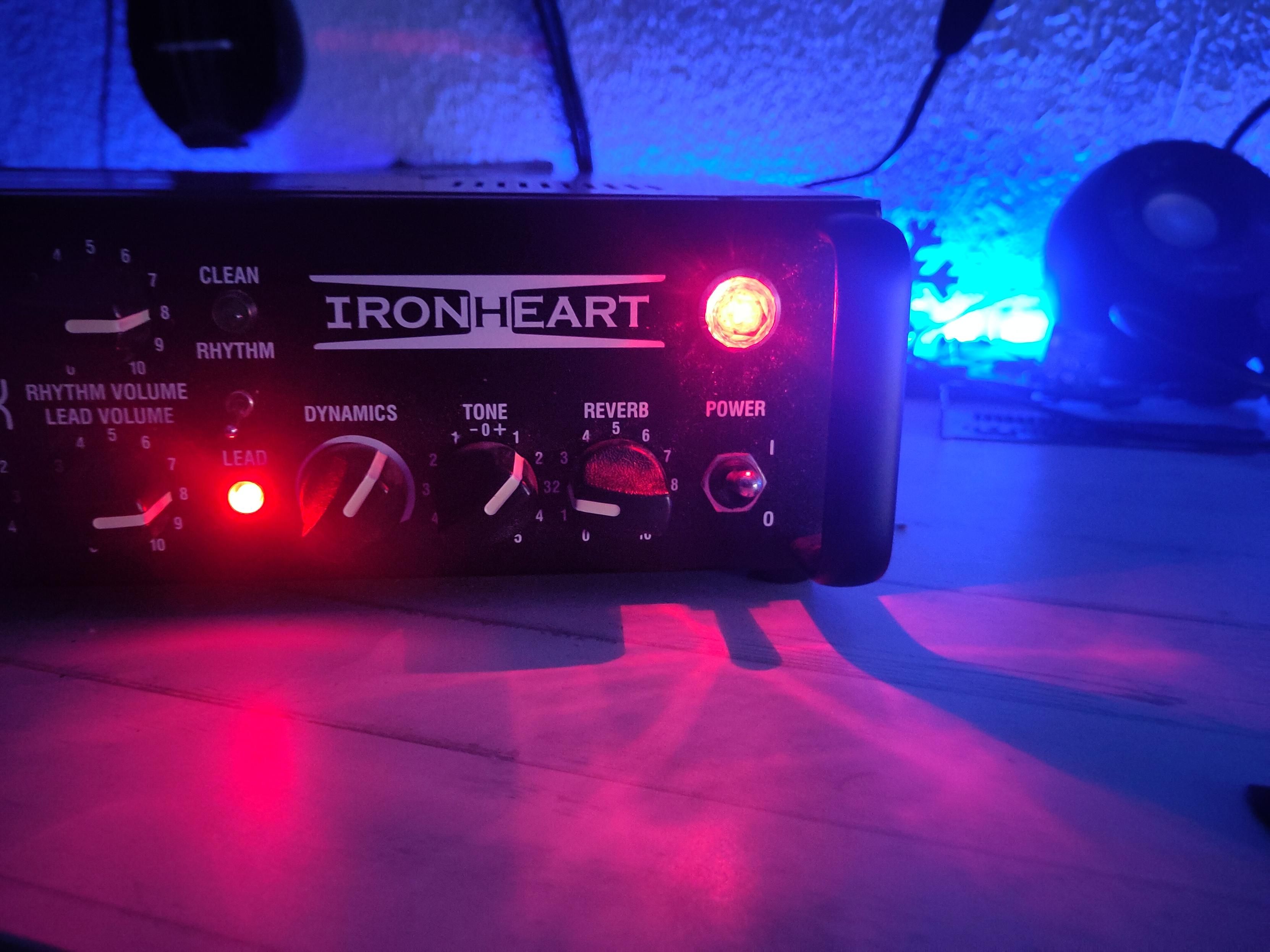 Foto del extremo derecho de un amplificador Laney Ironheart IRT Studio 15. Hay dos leds rojos encendidos en él. La pared, al fondo tiene una tira de led azul. La habitación está a oscuras porque esto es Agosto en Madrid, niñe.
