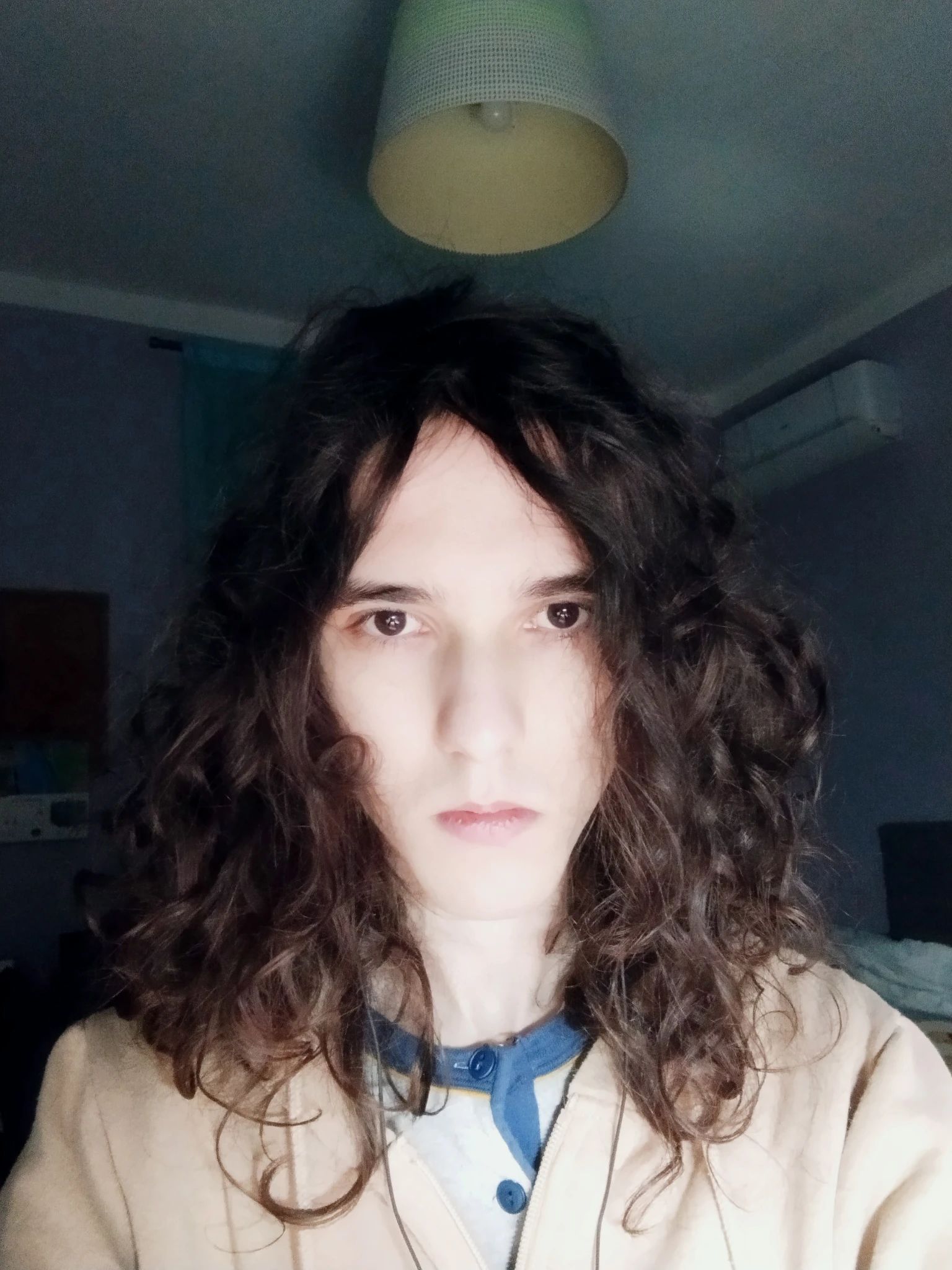 Selfie in camera mia mezza al buio, con i capelli ben scombinati sopra, ai lati, ovunque