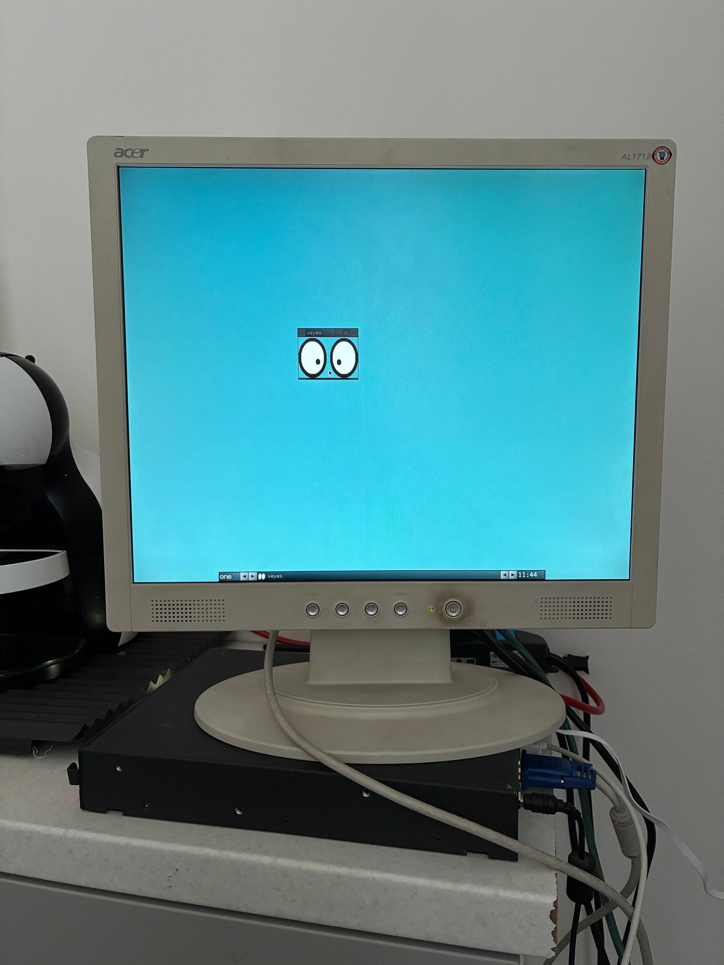 Fluxbox desktop with Xeye 