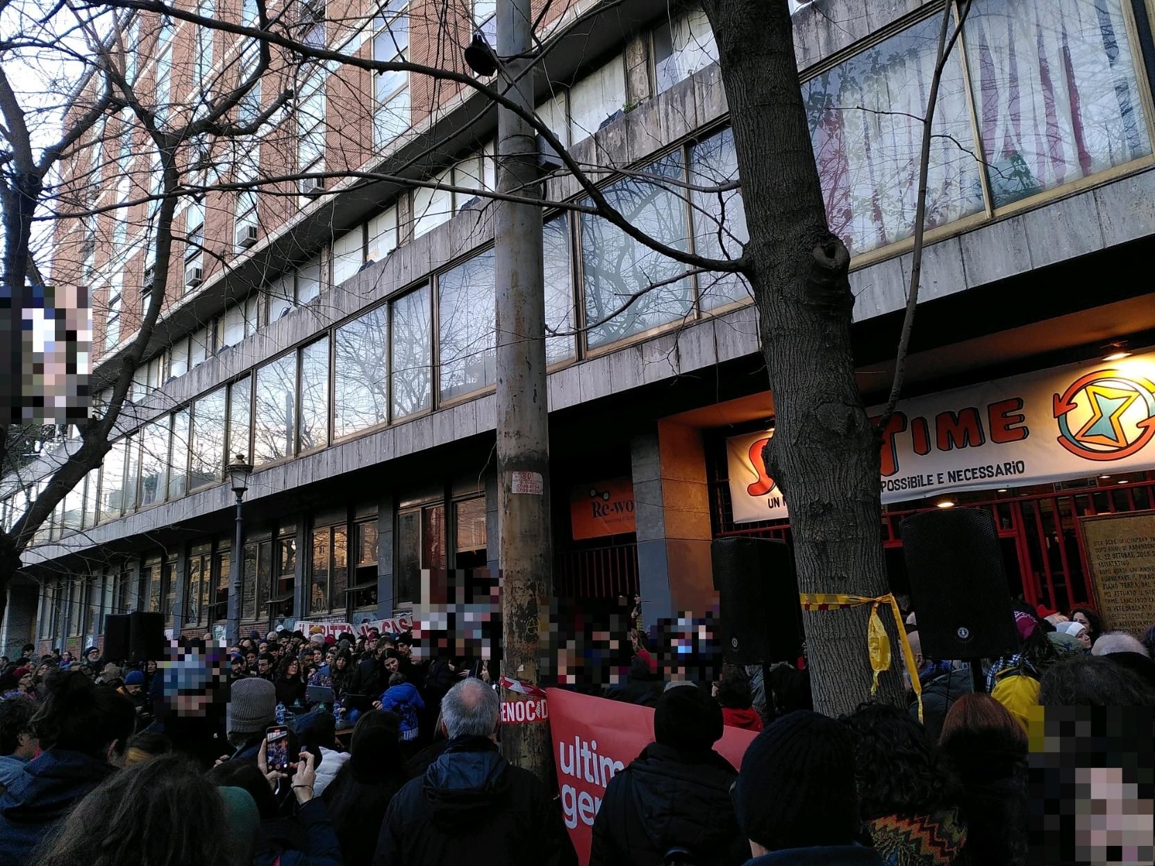 Foto dell'ingresso di Spin Time, con folla davanti
