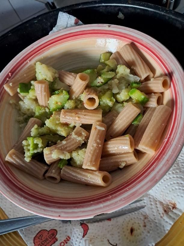 Piatto contenente la seguente pietanza: pasta corta di cui non so il mome con broccoli e zucchine.