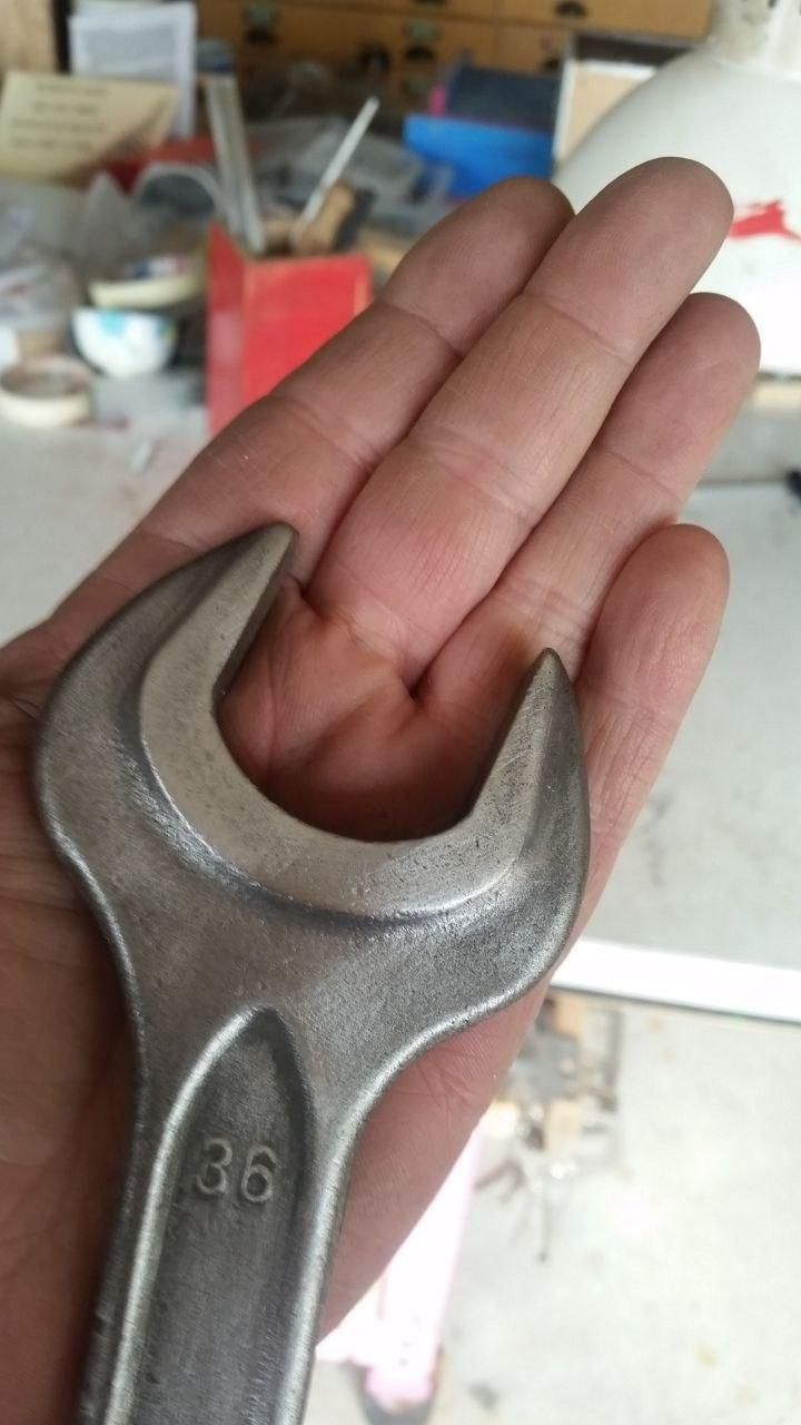 Chiave da 36 mm appoggiata sul palmo della mano.