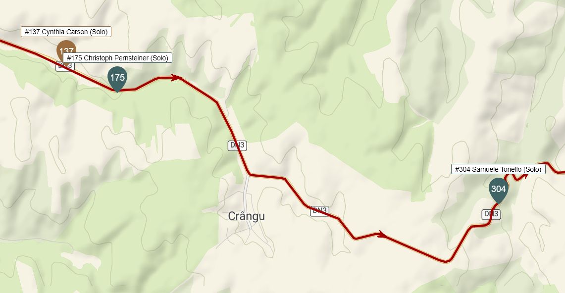 Screenshot der Karte des Rennens. Ein Abschnitt des finalen Parcours ist sichtbar, darauf drei Dots: von Cynthia Carson, kurz vor ihr Christph Pernsteiner, weiter vorne Samuele Tonello.