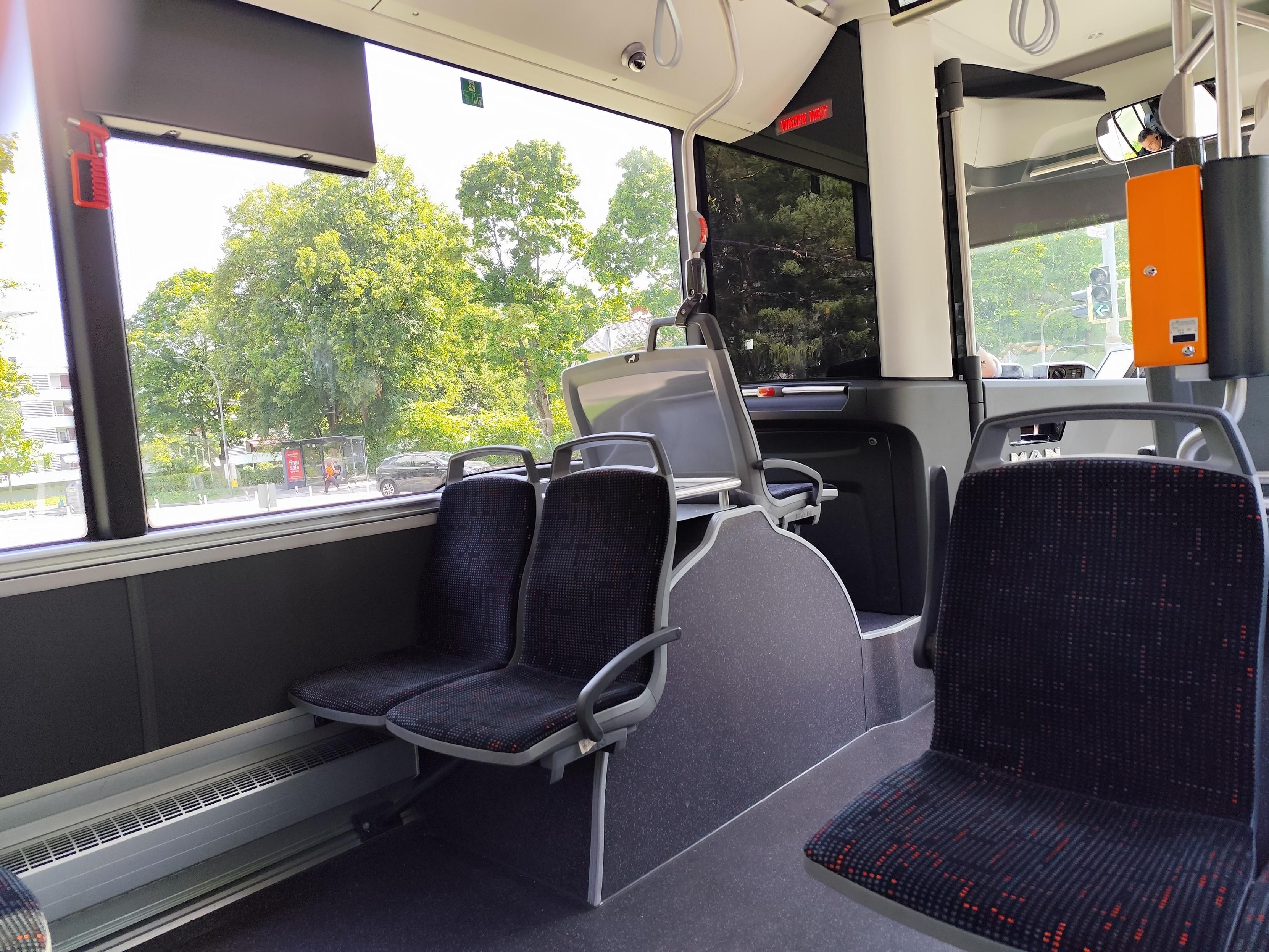 Linienbus mit leeren Sitzplätzen von innen