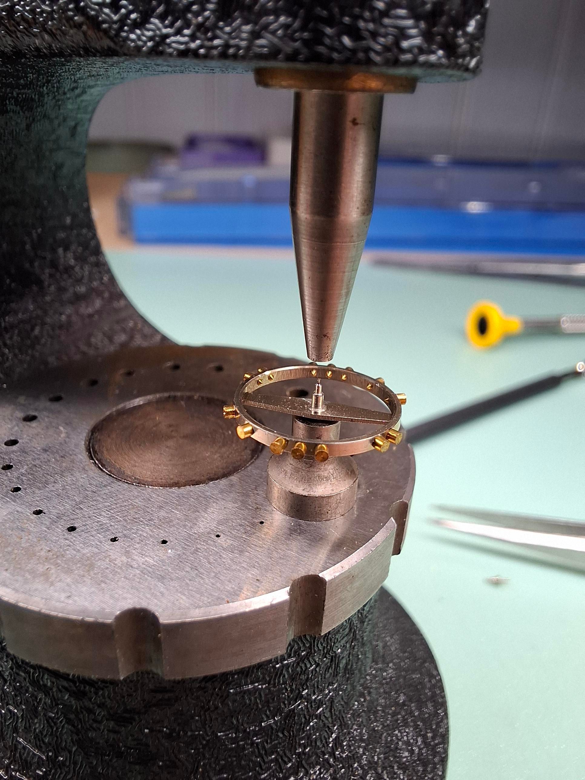 Nouvel axe prêt à être riveter sur le moyeu du balancier