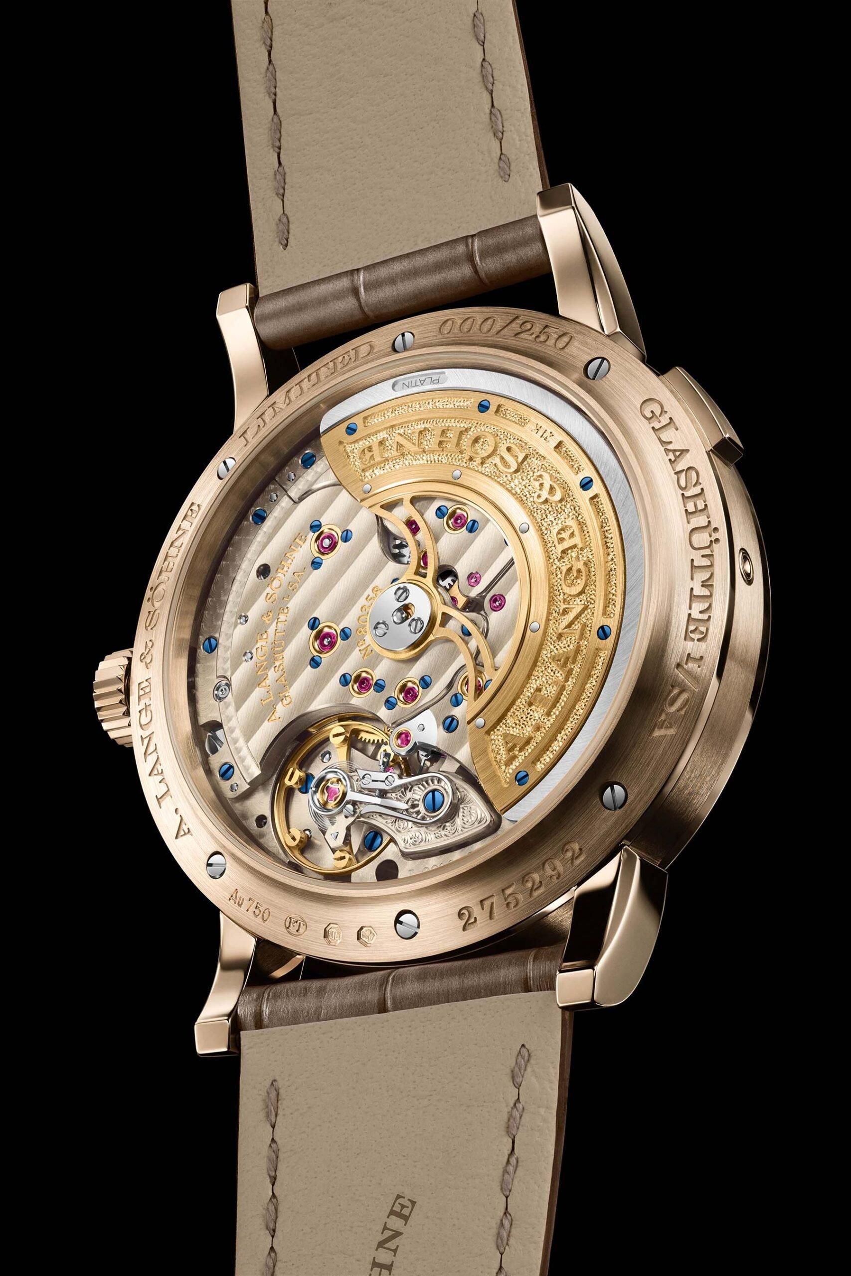 Fotografia del movimento L021.1 di Lange&Sohne, si vede la three quarter plate, il rotore in oro e platino e il ponte del bilanciere inciso a mano.