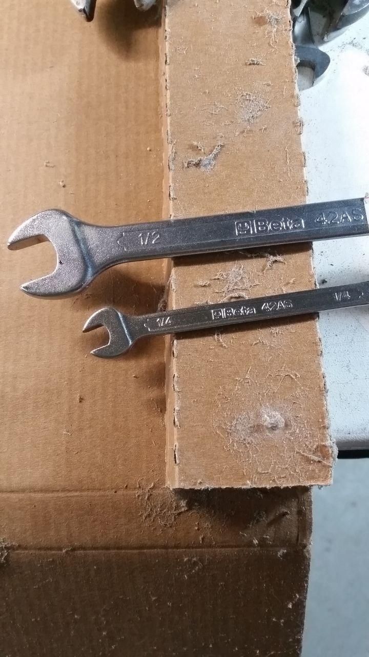 Due chiavi Beta tipo 32 appoggiate su un cartone.
Sopra una da ½ pollice, sotto una da ¼ pollice.
