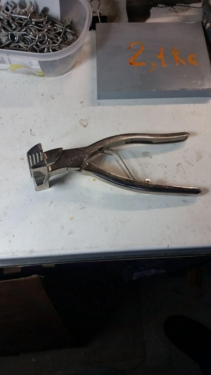 Pinza tendi tela, ovviamente per tendere le tele per pittura o per tappezzeria.
Come potete farne a meno???