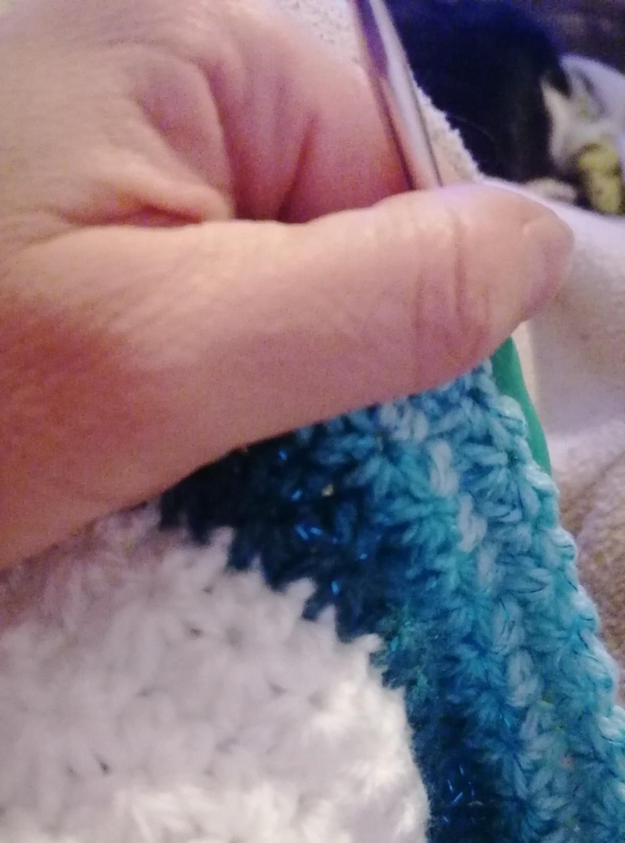 Punto stella all'uncinetto. Sullo sfondo, gatto acciambellato ai miei piedi