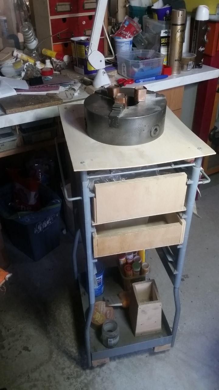 Mandrino da tornio montato su un carrellino.
Manca il tornio.