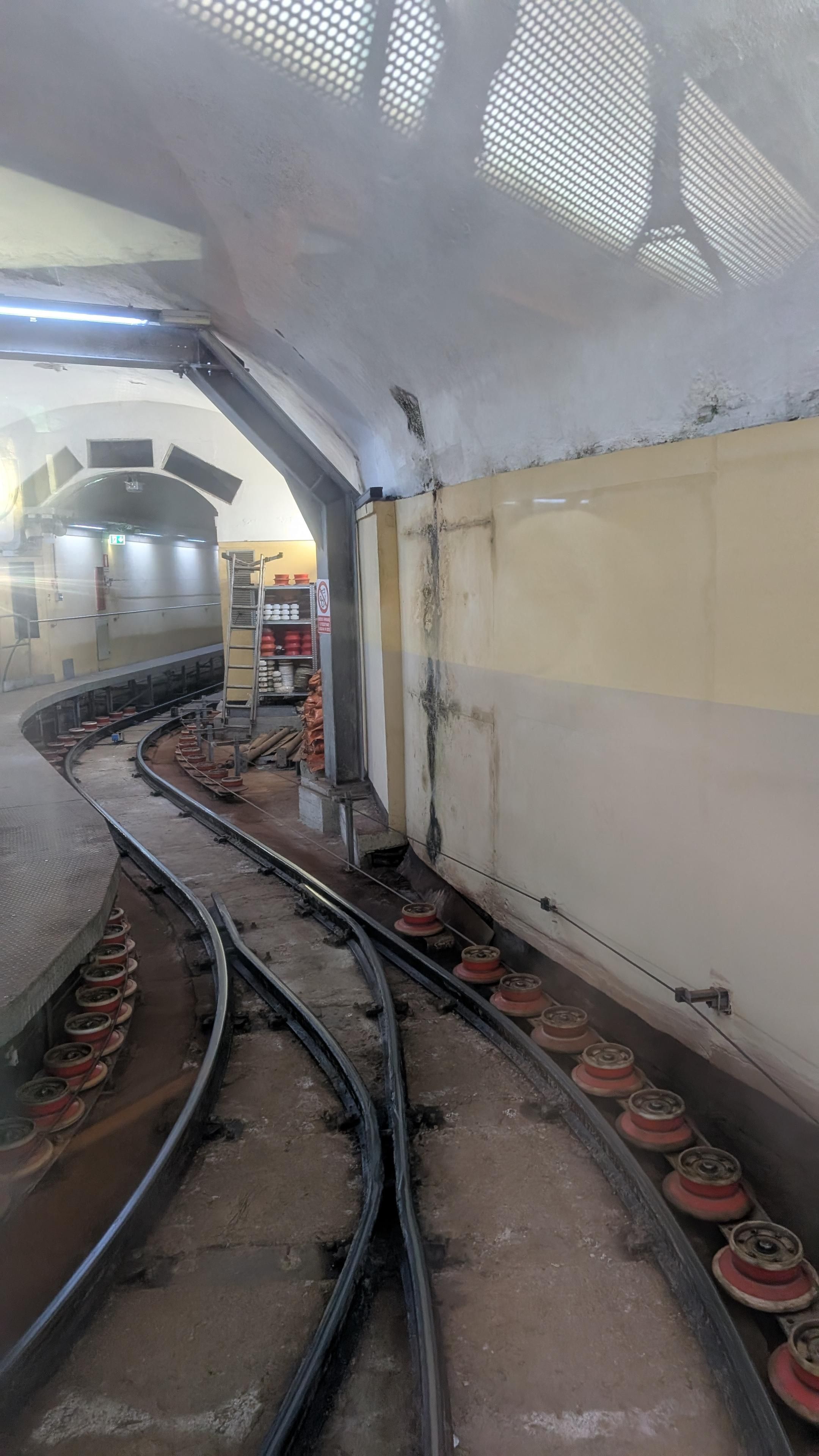 The two tracks merging in a bend, red spools with a rope sliding along on both sides