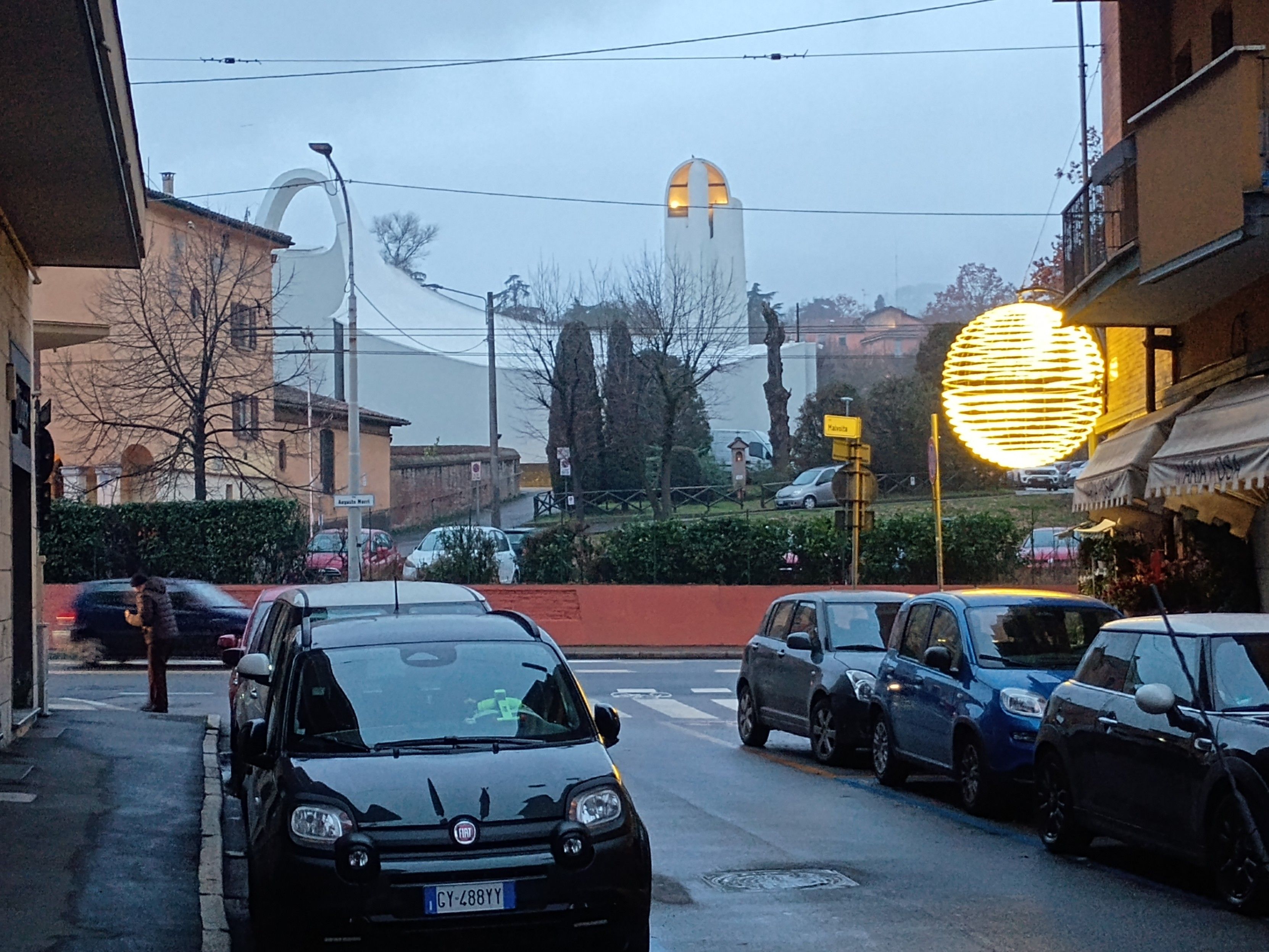 Chiesa di San Silverio della Chiesanuova a Bologna. A destra si nota un enorme pallone come luminaria di Natale.