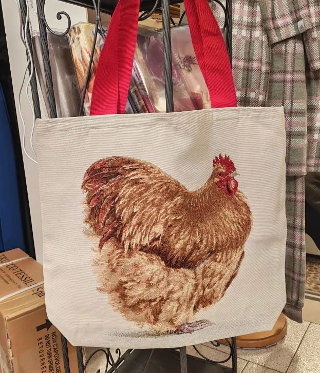 shopper di stoffa con i manici rossi e il ricamo di una grassa grossa gallina rossiccia 