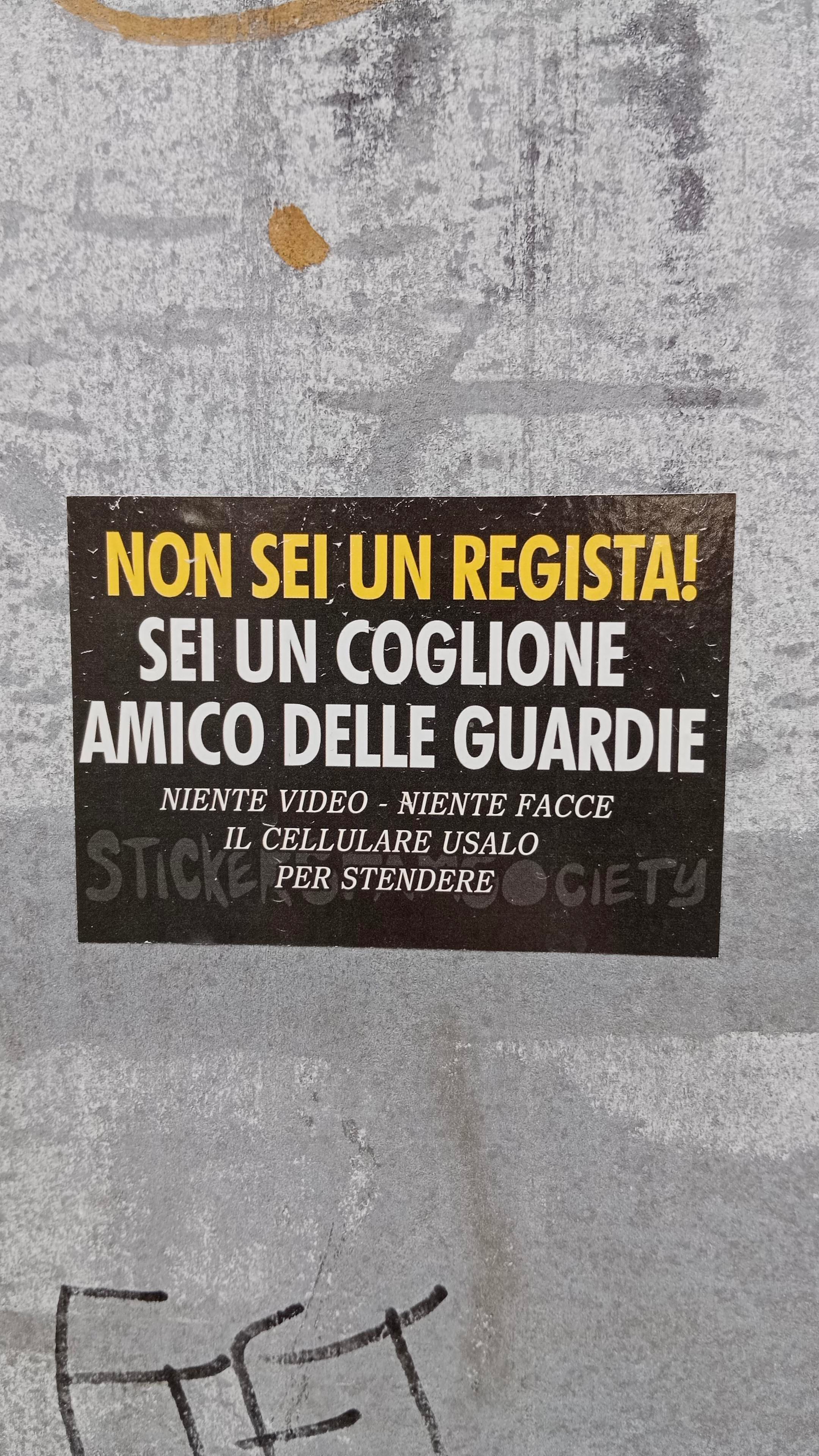 Foto di uno sticker sul ponticello pedonale del Pigneto, dice

NON SEI UN REGISTA 
SEI IN COGLIONE
AMICO DELLE GUARDIE
Niente video - Niente facce
Il cellulare usalo per stendere