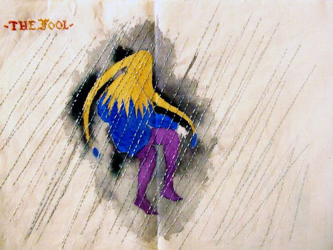 un dessin à la gouache, sur toile, d'un personnage vêtu d'un bonnet à oreilles très longues, dans des tons dorés, bleus et violets. Autour de lui, une sorte de nuage sombre, gris et noir, qui l'isole au milieu de la page. Rayant l'espace, des lignes grises en pointillé donnent un effet de pluie. 
Le dessin est intitulé : The Fool.