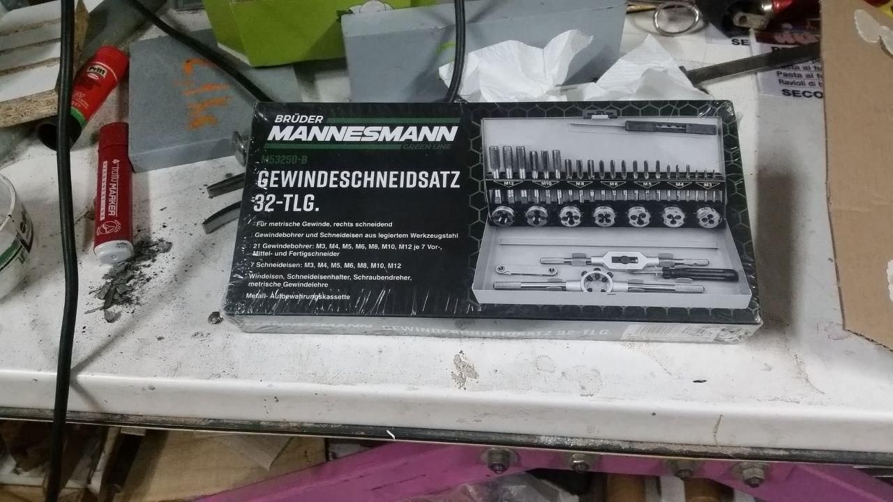 Set di maschi e filiere, da M3 a M12.