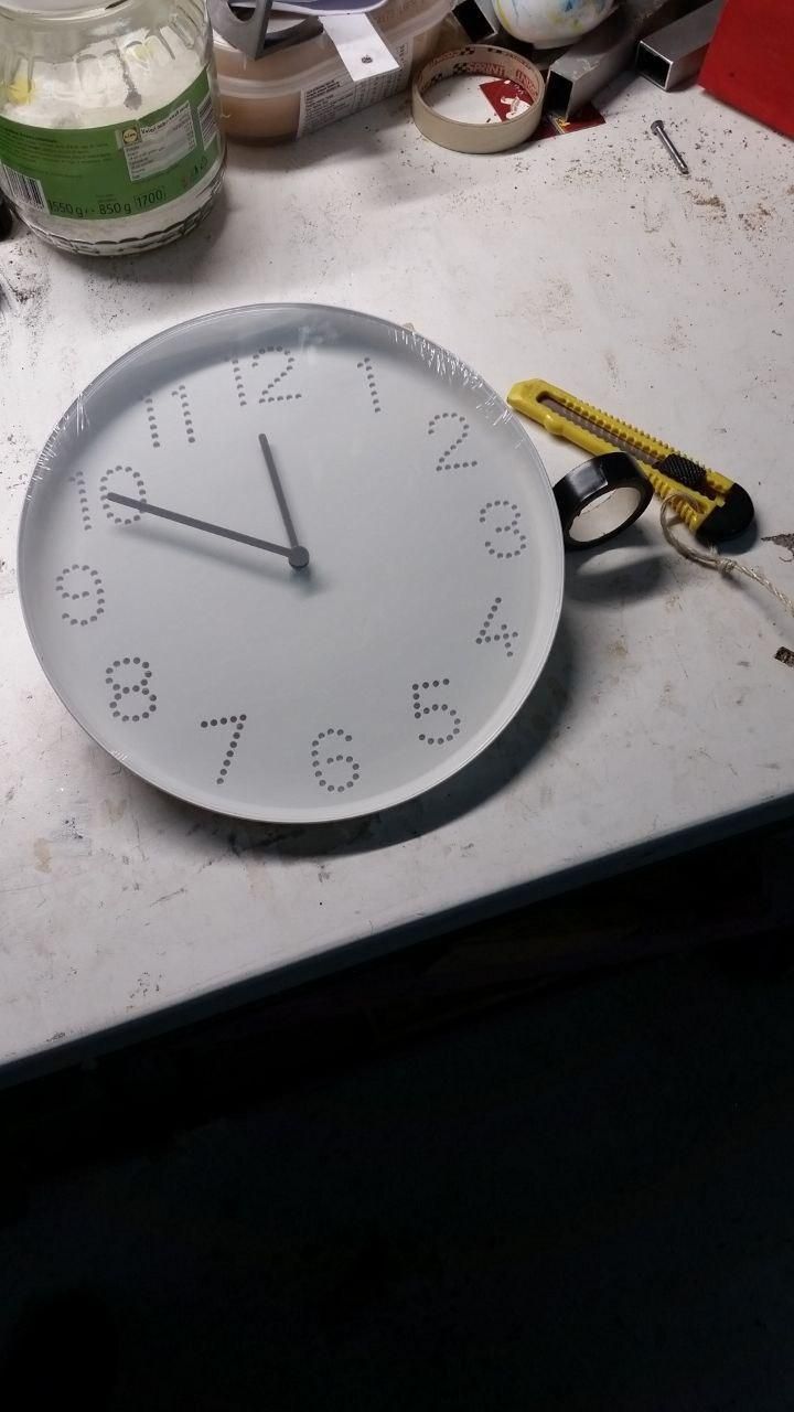 Orologio Ikea Tromma, 2.50 €, con quadrante perforato in corrispondenza dei numeri.
Dicono per fare design, ma è essenzialmente per risparmiare materiale.
E il nastro isolante nero che si vede nella foto, da mettere sul retro per vedere meglio i numeri, è a carico del cliente.