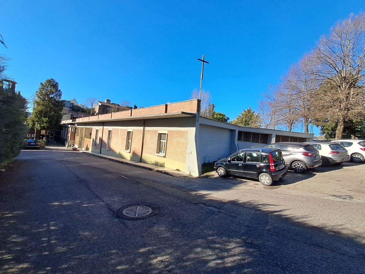 Chiesa anonima di Siena che sembra una palestra